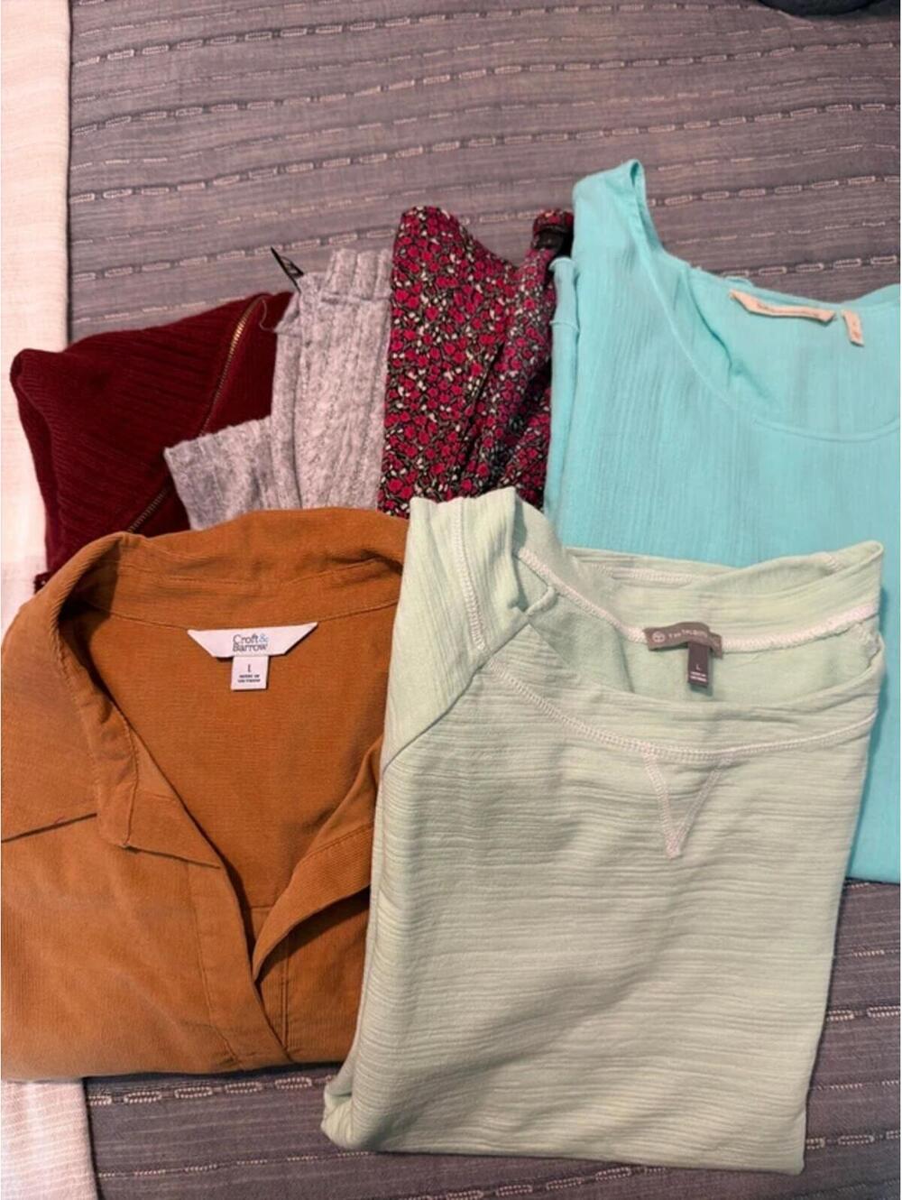 Women’s size large tops 6 tops total